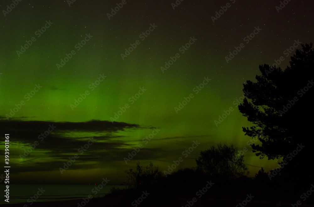 Fototapeta premium green aurora borealis by the sea 