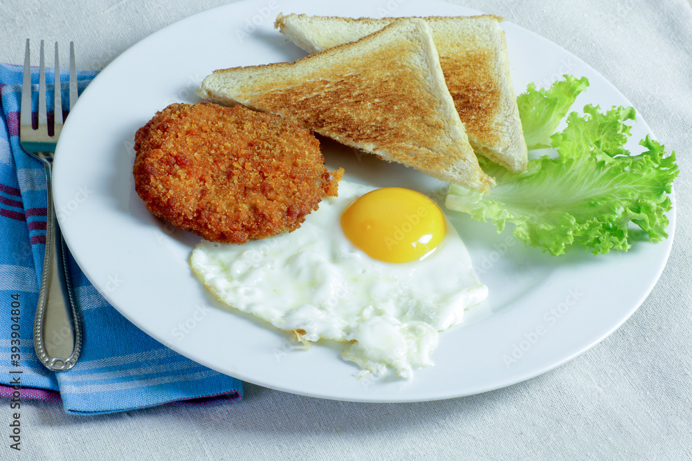 viande panée, oeuf et pain grillé