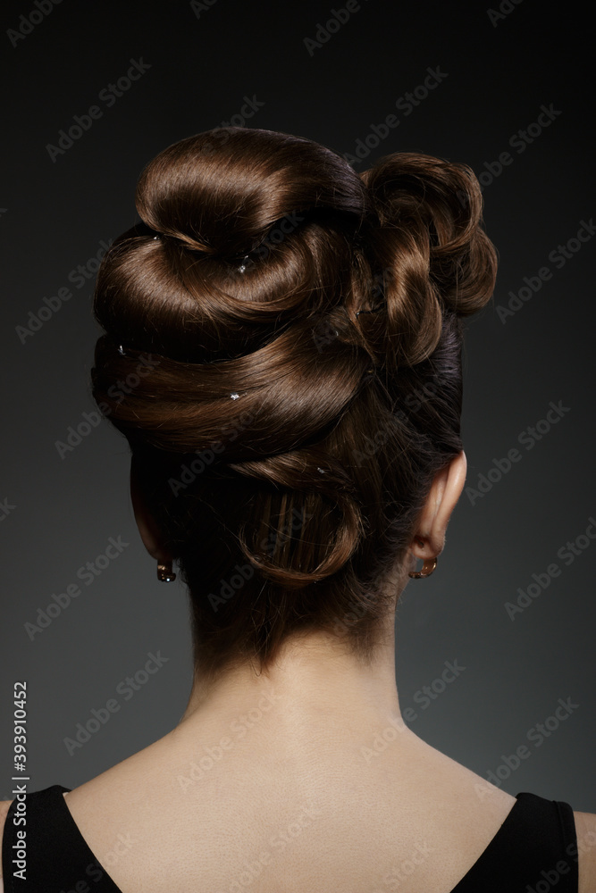 Fototapeta premium Fryzura upięcie wieczorowe lub ślubne na brązowych włosach