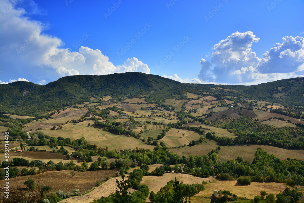 Pennabilli,Rimini,Emilia-Romagna,Italia. Uno scorcio dellle campagne della Valle del Marecchia da uno dei belvedere del borgo di Pennabilli. Pennabilli,Rimini,Emilia-Romagna,Italia. Uno scorcio dellle campagne della Valle del Marecchia da uno dei belvedere del borgo di Pennabilli.