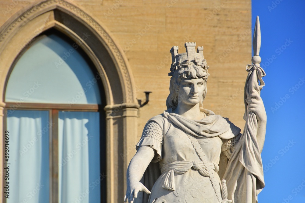 Obraz premium San Marino- Il palazzo del Governo e la Statua della Libertà di San Marino dello scultore Stefano Galletti, donata alla città dalla contessa Otilia Heyroth Wagener come simbolo di libertà. 