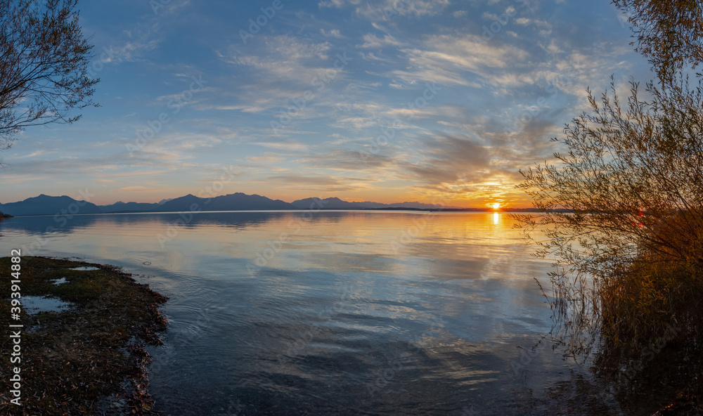 Sonnenuntergang am Chiemsee mit Wolken , Spieglung und Bergen