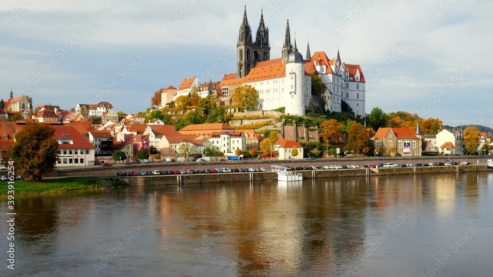 Obraz premium malerische Albrechtsburg mit Dom in Meissen hoch über der Elbe auf dem Burgberg 