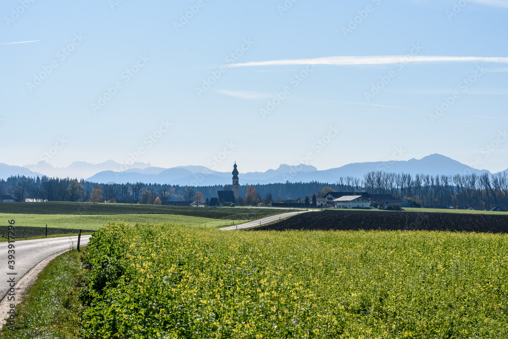 Fototapeta premium Kirche vor Alpenpanorama bei Sonne udn blauem Himmel,