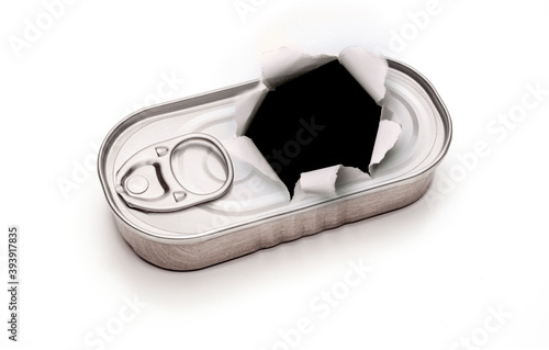 Alte Konservendose mit Loch vor weißem hintergrund