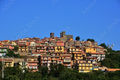 Tableau sur toile Vista di Rocca Priora, grazioso borgo dei Castelli Romani situato nell'area dei Colli Albani famoso per il suo castello ottocentesco, edificato sui ruderi di precedenti costruzioni