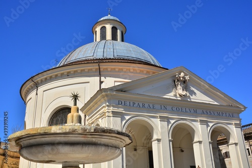 Collegiata di Santa Maria Assunta in Cielo. Situato sulla piazza principale e storica della città e costruito su progetto del Bernini, questo è il principale luogo di culto di Ariccia.