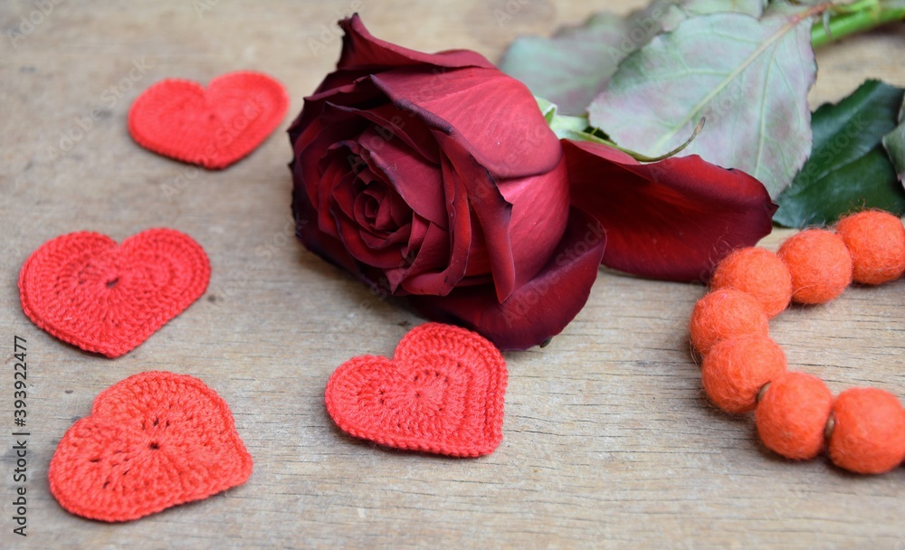 Velvet red rose with hearsts on wooden background romantyczne tło z różą i serduszkami - obrazy, fototapety, plakaty 