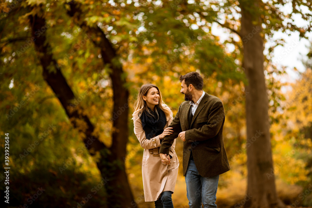 Fototapeta premium Young couple walking in the autumn park