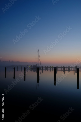 Sonnenaufgang im Nebel über dem Hafen Prerow am Prerowstrom, Halbinsel Fischland-Darss-Zingst, Mecklenburg-Vorpommern, Deutschland