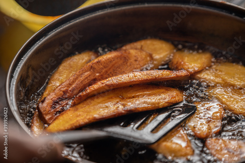 Foto A close up shot of plantain being fried in oil