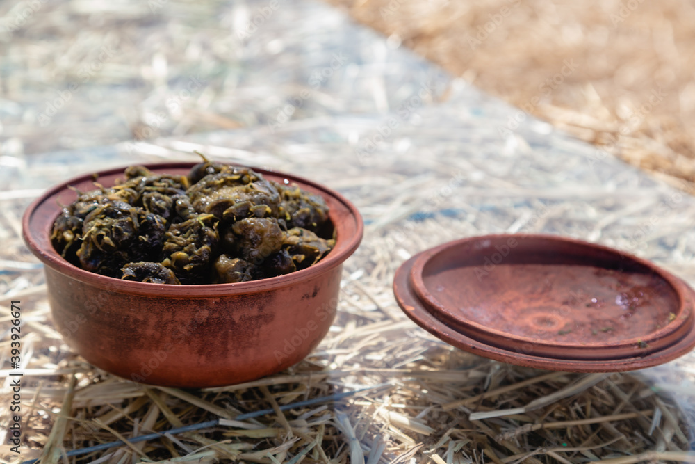 Fototapeta premium Plate with caramelized sunflowers on straw