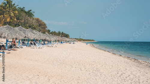 Mar azul en Playa Ancón Cuba © damian