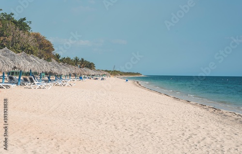 Fototapeta Naklejka Na Ścianę i Meble -  Mar azul en Playa Ancón Cuba