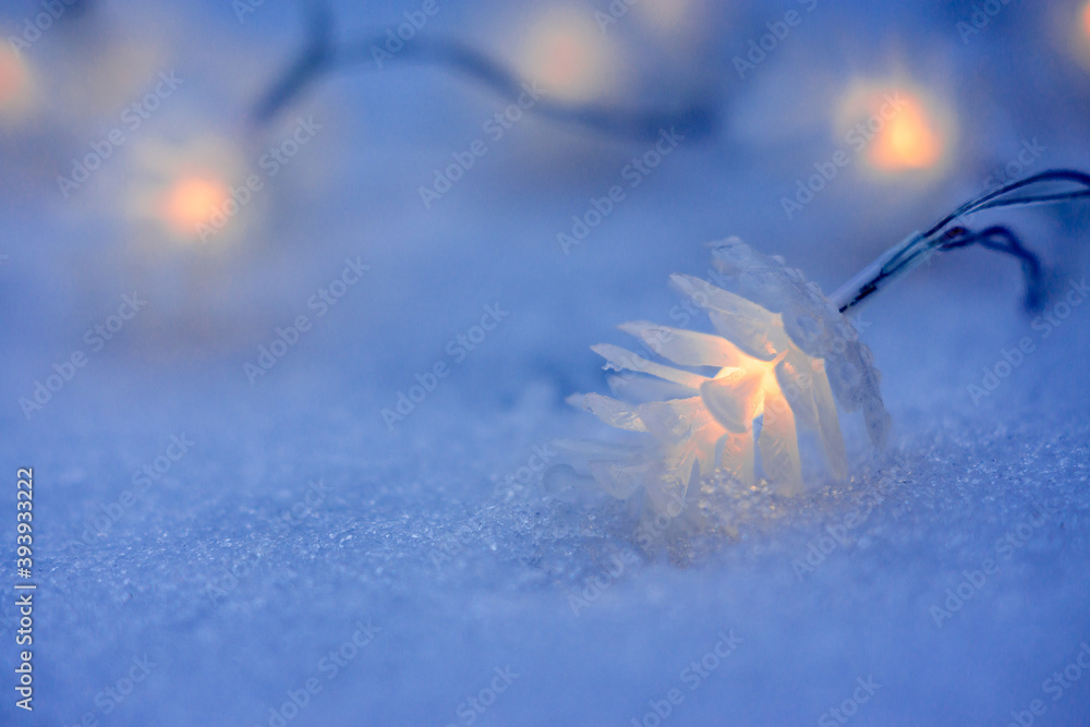 Φωτογραφία Christmas garland in the form of cones on the snow in the evening