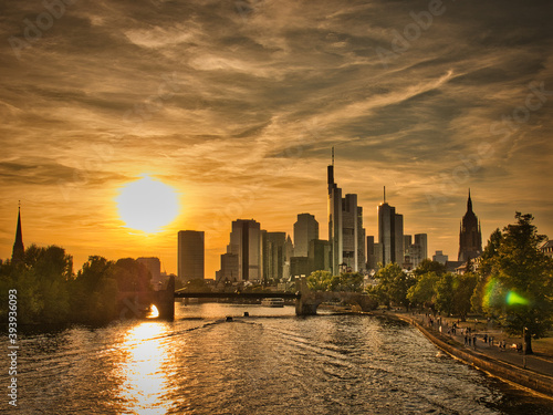 Frankfurt am Main bei Sonnenuntergang . photo