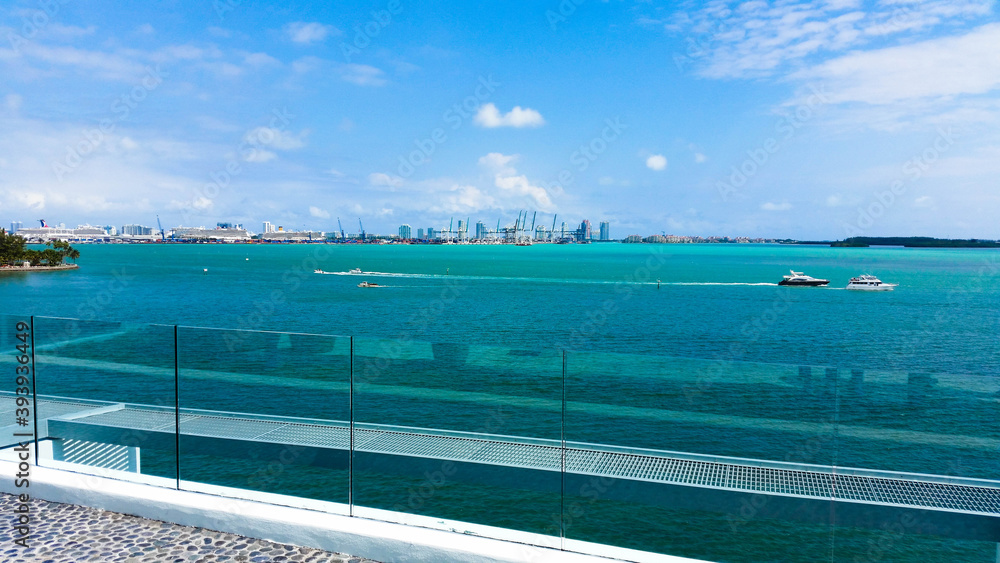 Una vista del mar y del puerto Miami