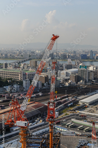 Automne au Japon, à Osaka, Chantier de construction,deux grues photo