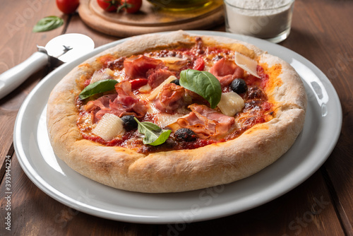 Deliziosa pizza con prosciutto cotto e scaglie di grana, Cibo Italiano 