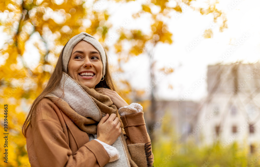 Portrait of smiling young woman in a park in autumn
Portrait of smiling young woman in a park in autumn