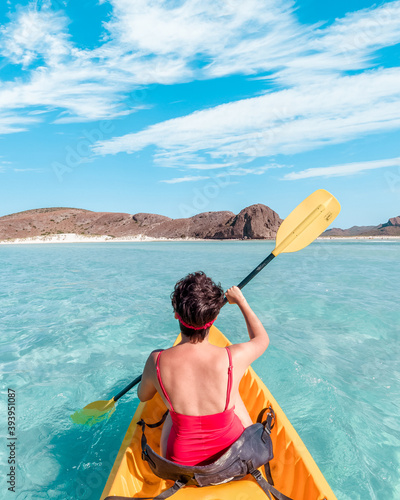 Mujer en kayak en el mar de vacaciones