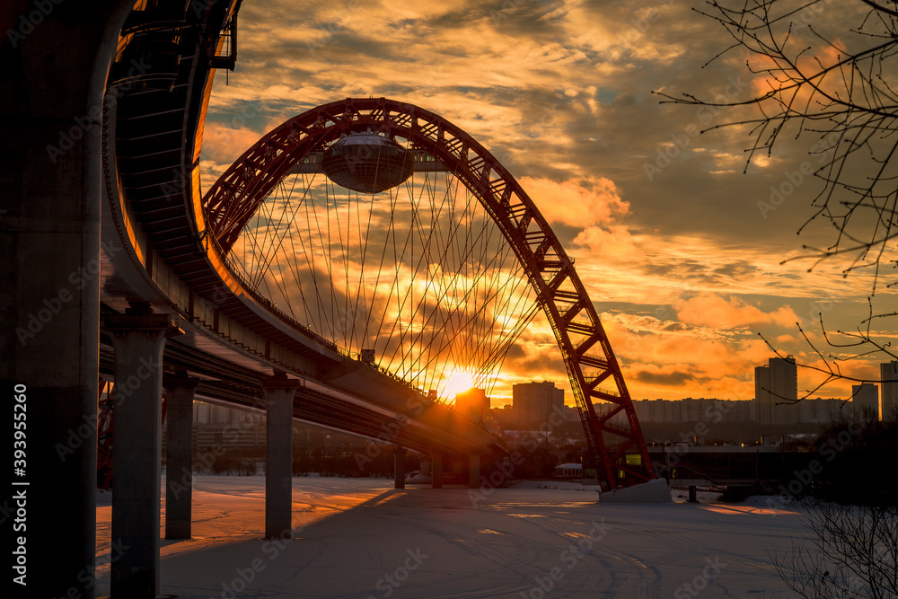 Obraz premium Zhivopisny suspension bridge winter sunset landscape in Moscow, Russia. Red beautiful modern suspension bridge 