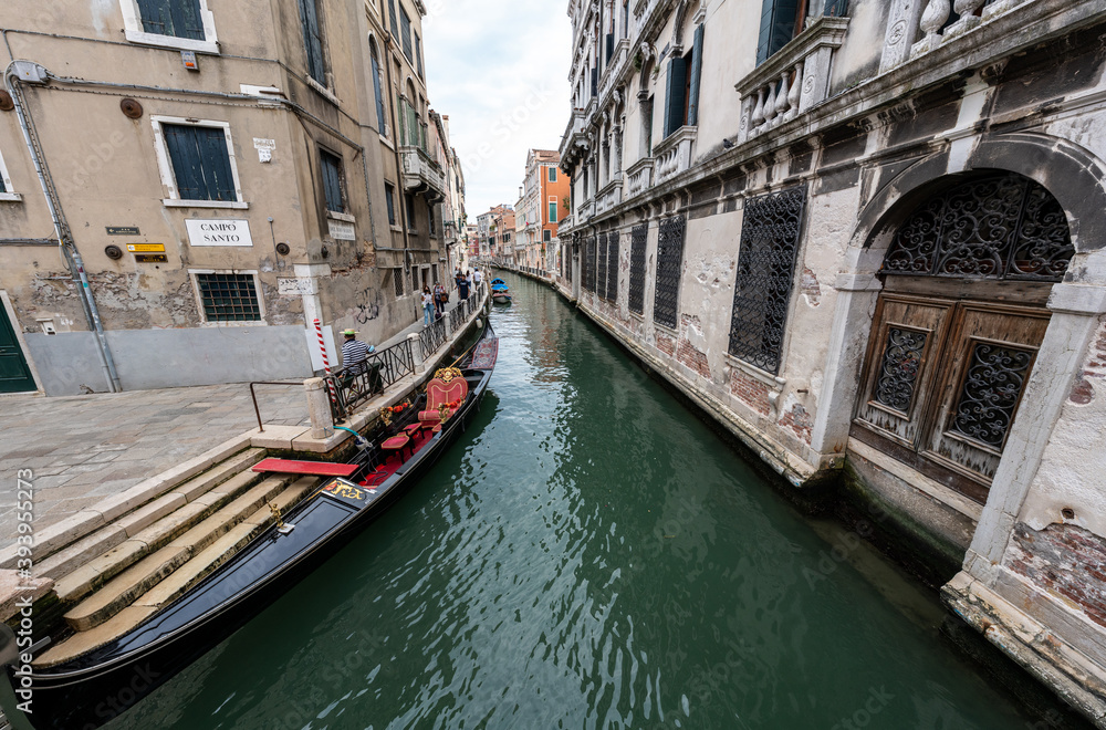 wartender Gondoliere an einem Kanal in Santa Croce, Venedig
