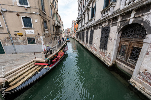 wartender Gondoliere an einem Kanal in Santa Croce, Venedig  © Anita Pravits