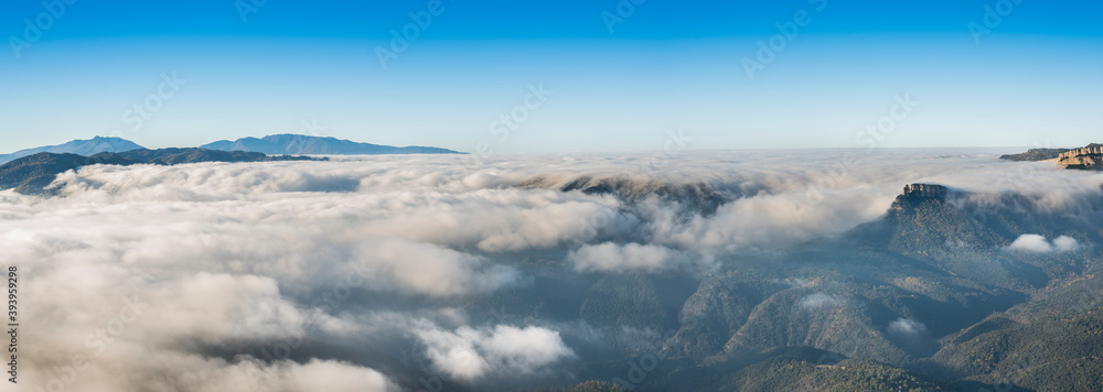 Nubes bajas en la montaña del Far, en Girona