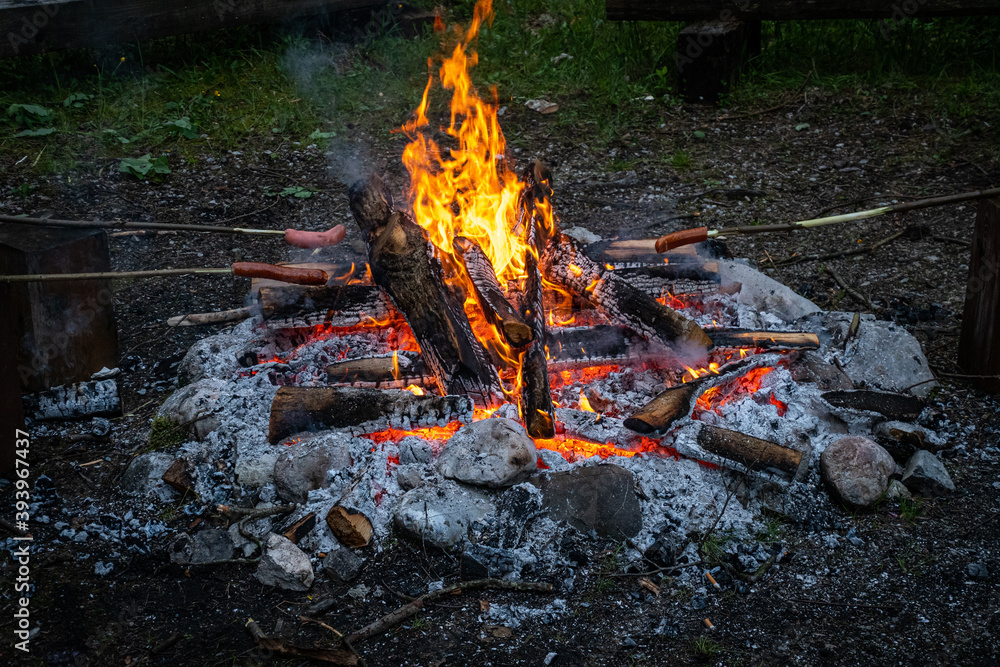 Lagerfeuer mit Wurst am Stock, Steckerlswurst Lagerfeuer mit Wurst am Stock, Steckerlswurst