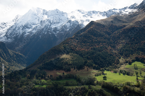 Fototapeta Naklejka Na Ścianę i Meble -  Peaceful autumn Pyrenees mountains view.