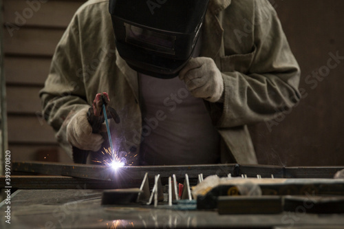 welder welds a metal product with electric welding © Петр Смагин