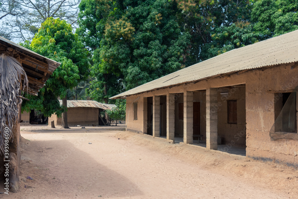 Casa tradicional de adobe del pequeño pueblo de Mlomp, en la región de Casamance, en el sur del Senegal