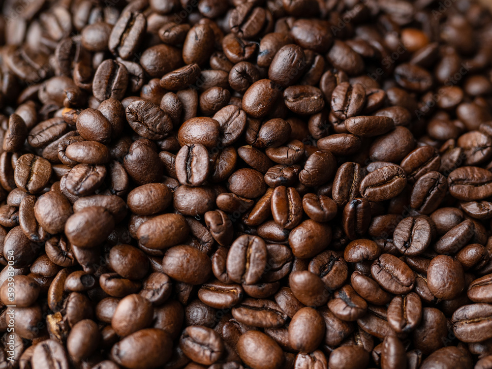 Frisch gerösteter Kaffee in Holzschüssel Frisch gerösteter Kaffee in Holzschüssel