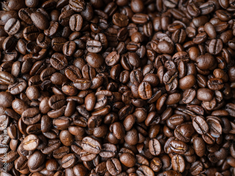 Frisch gerösteter Kaffee in Holzschüssel