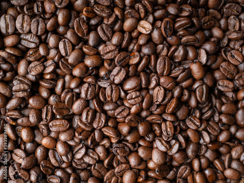 Frisch gerösteter Kaffee in Holzschüssel Frisch gerösteter Kaffee in Holzschüssel