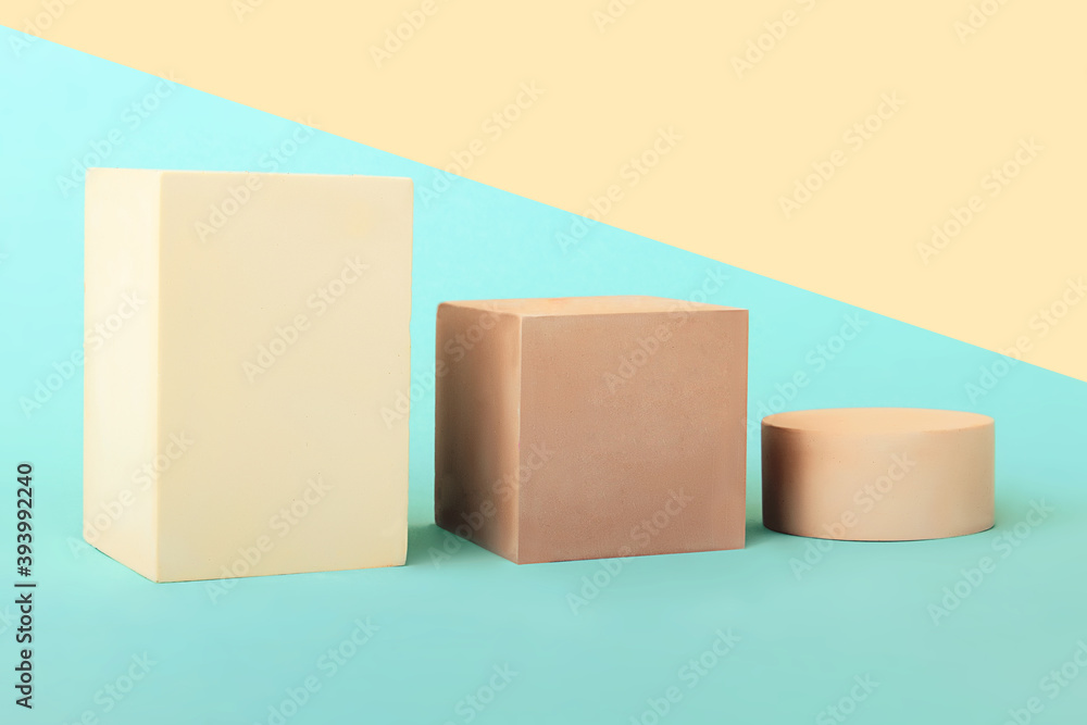 Obraz premium Three empty geometric shape podiums on the isometric background.Cosmetics or different products mockup.