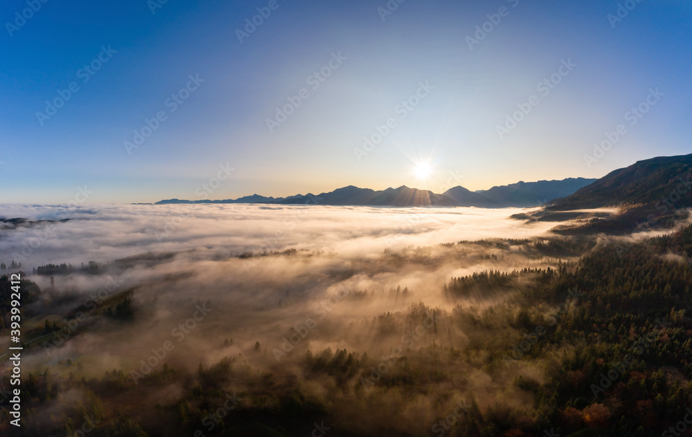 Nebel im Voralpenland beim Sonnenaufgang