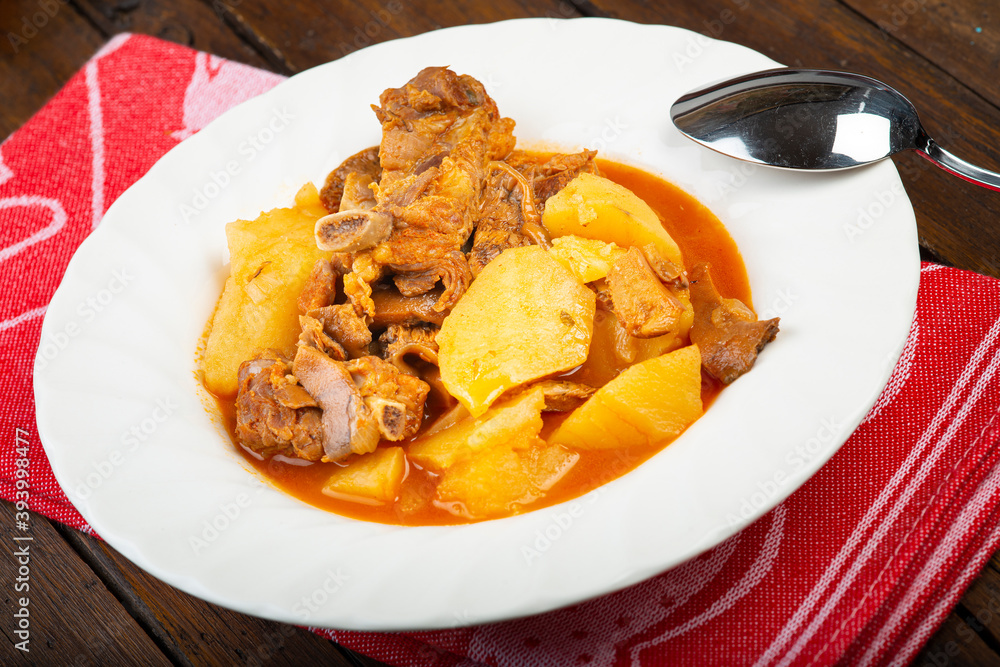 Guiso estofado de patatas con carne, costilla de cerdo y níscalos