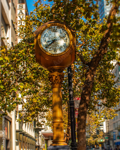 Canvas Print Gold clock and autumn leaves on the street of San Francisco.