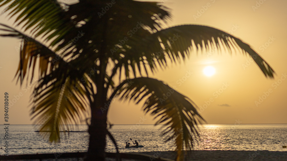 Coucher de soleil sur la côte caraïbe de la Martinique.