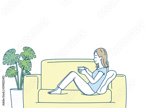 ソファーに座ってお茶を飲む女性　リラックス
