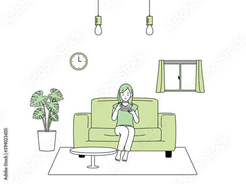 ソファーに座ってお茶を飲む女性　リラックス