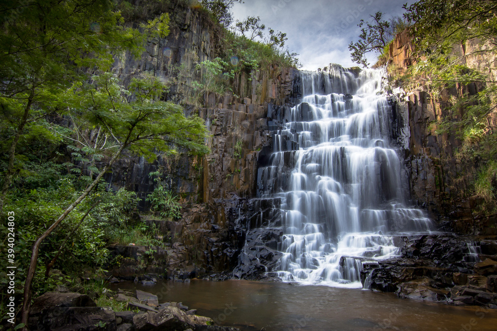 Fototapeta premium Gorgeous waterfall on hidden place in Angatuba, Brazil (Cachoeira dos mineiros)