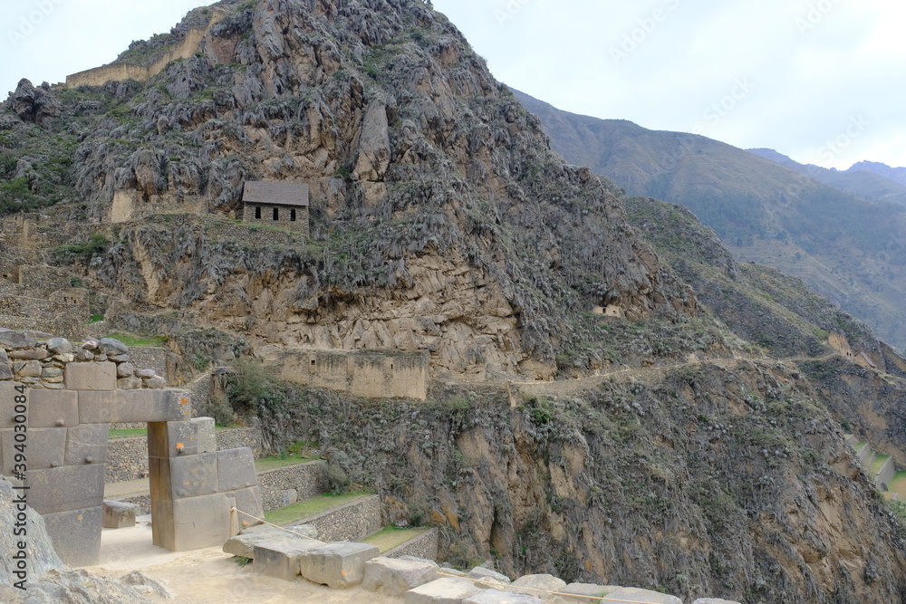 Peru Sacred Valley Ollantaytambo - Stone gate in Ollantaytambo ruins - Ruinas Ollantaytambo