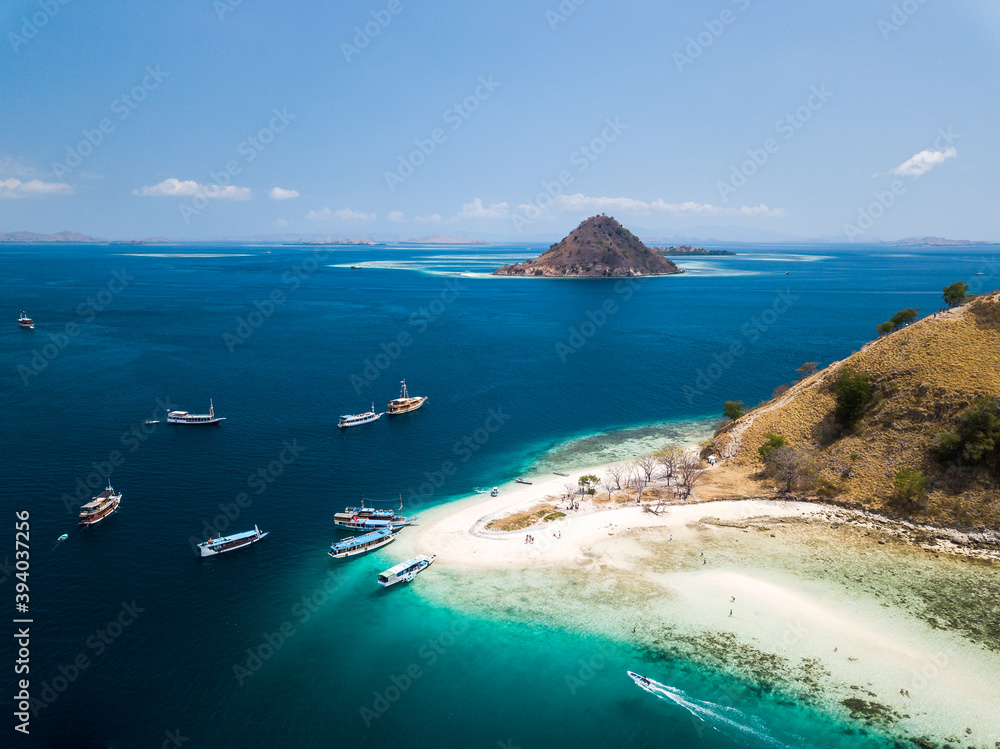 Φωτογραφία Aerial Drone View of Kelor Island with Turquoise Sea in Labuan Bajo Komodo Natio