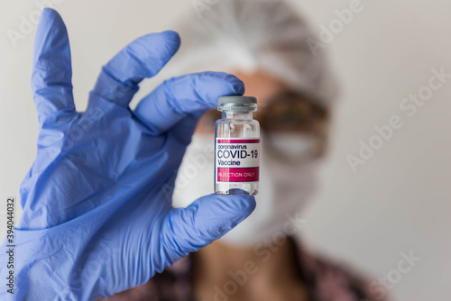 Photos manos de enfermera, muestra en primer plano, vacuna para coronavirus covid 19