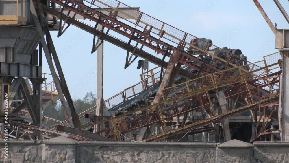 Plant for extraction and production of gravel and granite chips. Equipment for processing granite. Crusher plant with belt conveyor, crushing process, grinding stone
Plant for extraction and production of gravel and granite chips. Equipment for processing granite. Crusher plant with belt conveyor, crushing process, grinding stone