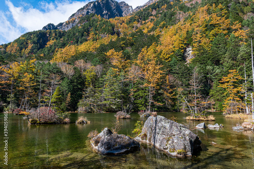 晴天の上高地 黄葉の山々と明神池