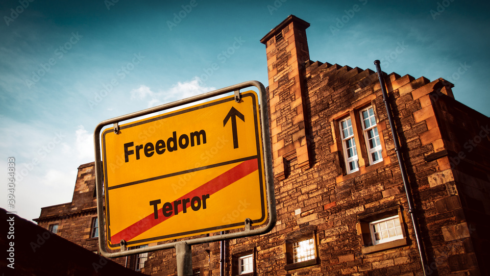 Obraz premium Street Sign to Freedom versus Terror